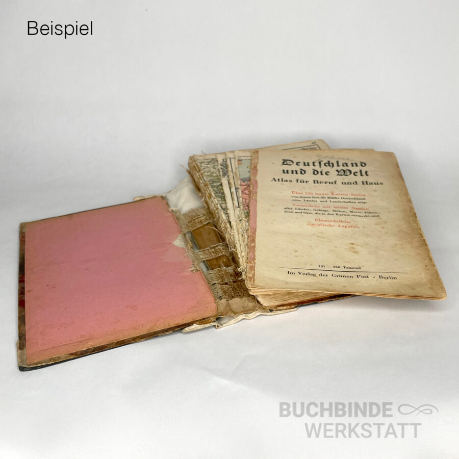 Herausfallende Lagen eines reparaturbedürftiger Atlas von 1934