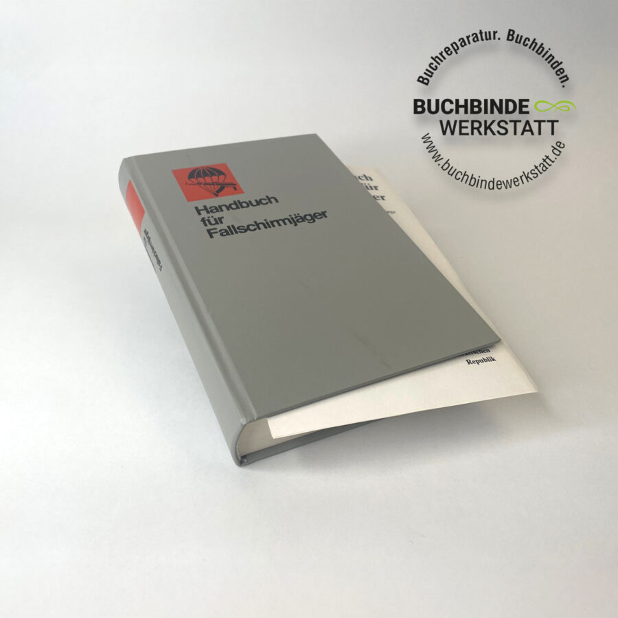 Buchrücken leicht beschädigt. Seiten lösen sich.