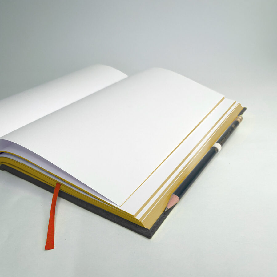 Das individuelle Notizbuch aus der Buchbindewerkstatt mit einem Goldschnitt aus Goldimitat. mit Stifthalter
