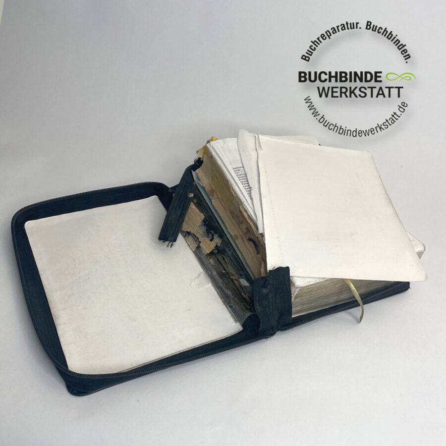 Am Buchrücken beschädigte Bibel.