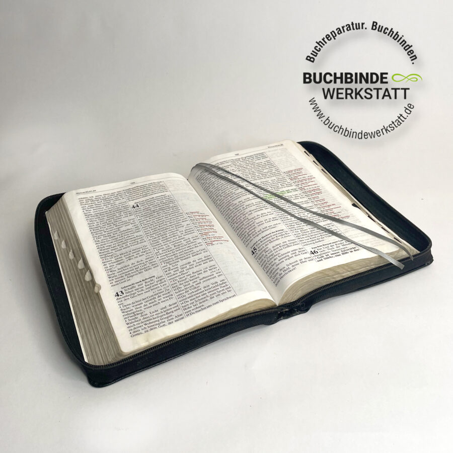 AmBuchrücken beschädigte Bibel.