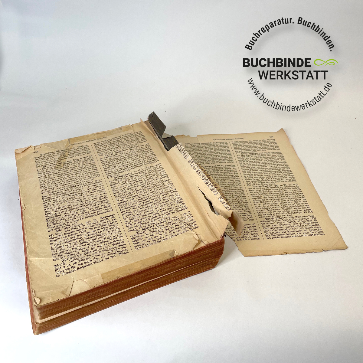 Gesamt beschädigtes Buch Historisches Buch am Rücken repariert.