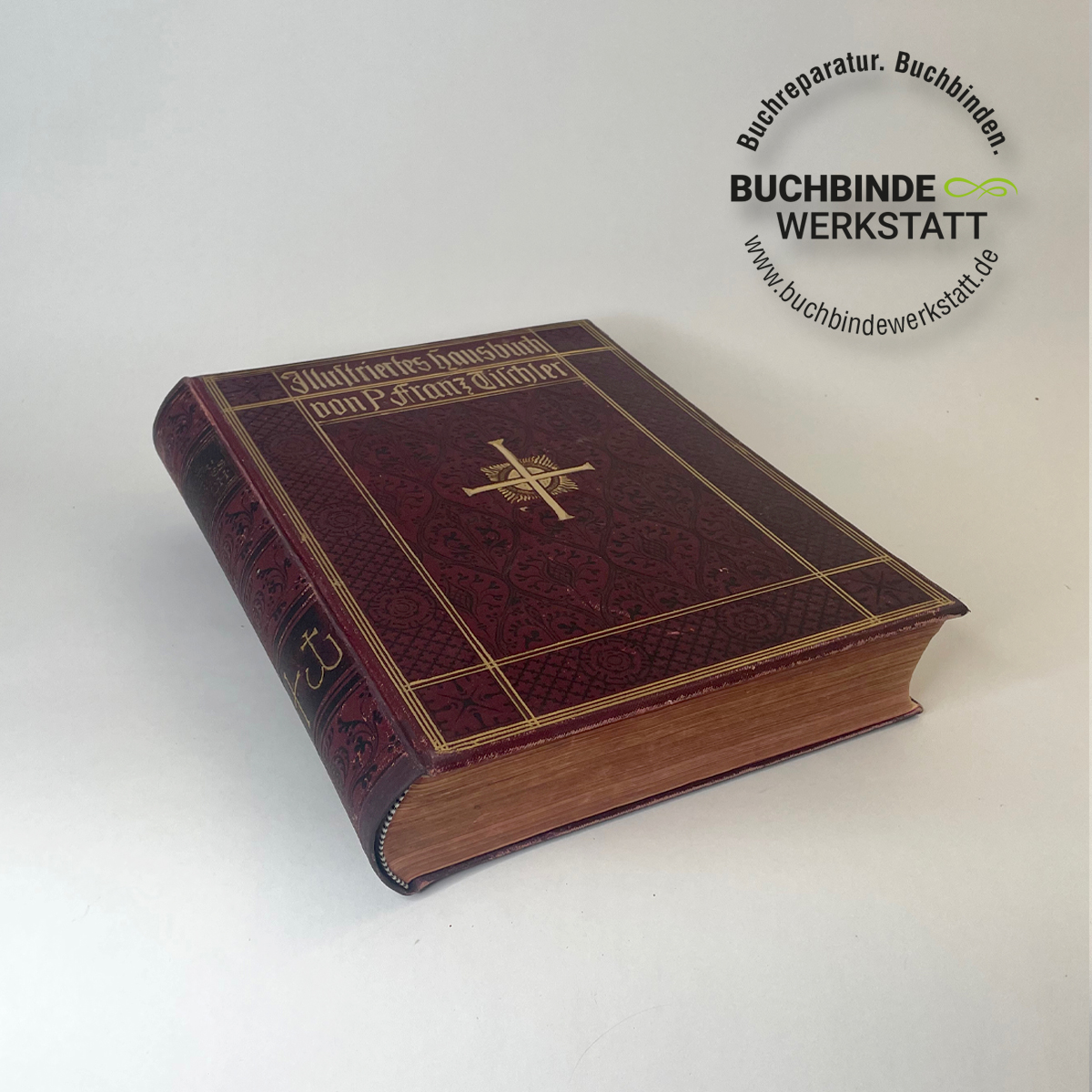 Gesamt beschädigtes Buch Repariertes historisches Buch