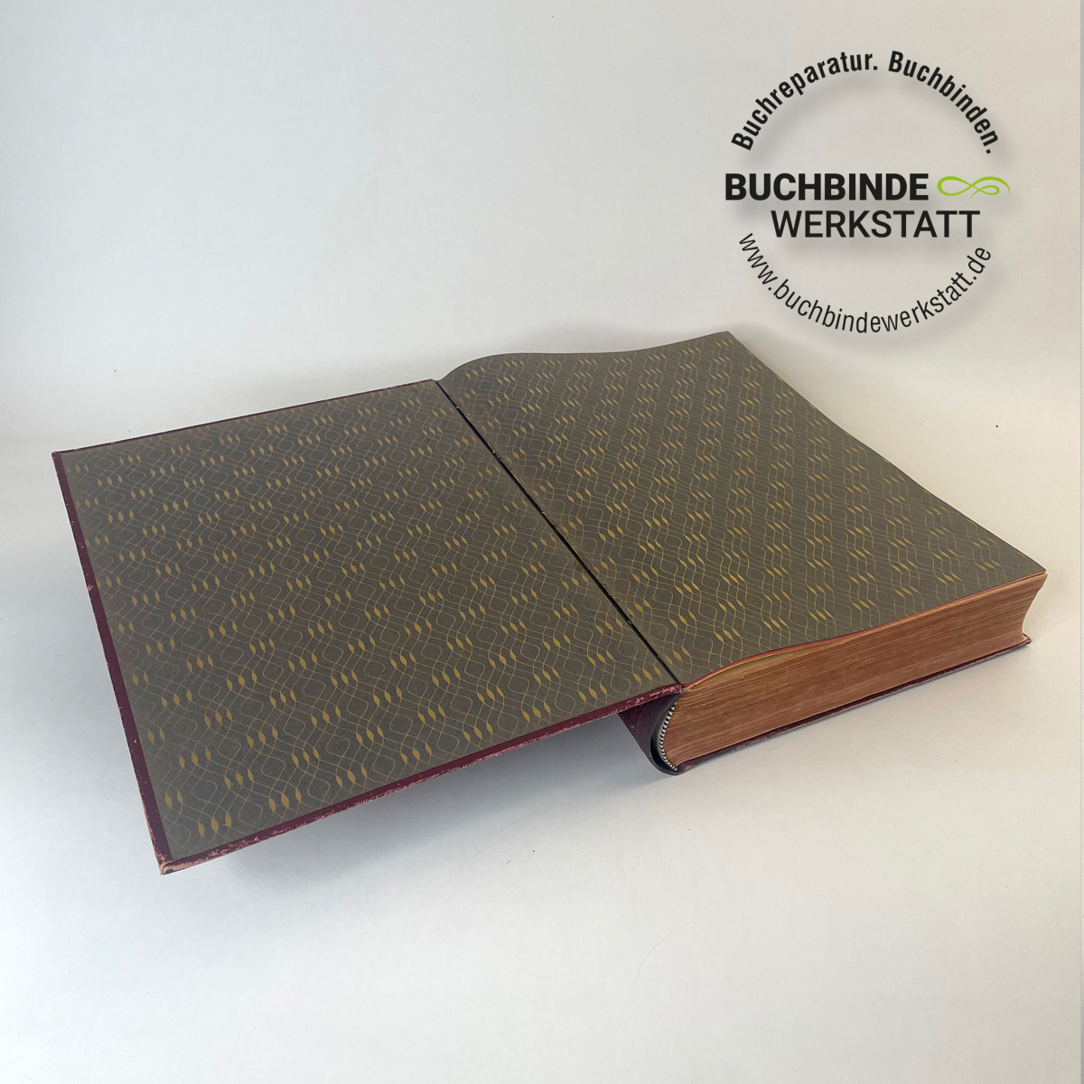 Gesamt beschädigtes Buch Historisches Buch am Rücken repariert.