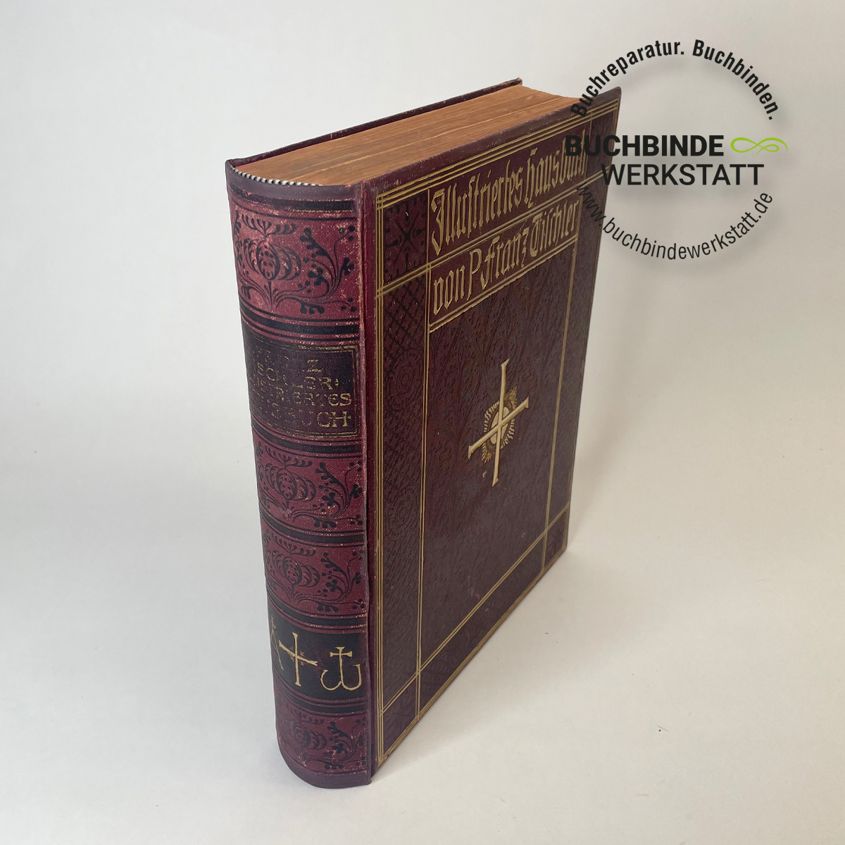 Gesamt beschädigtes Buch Historisches Buch am Rücken repariert.